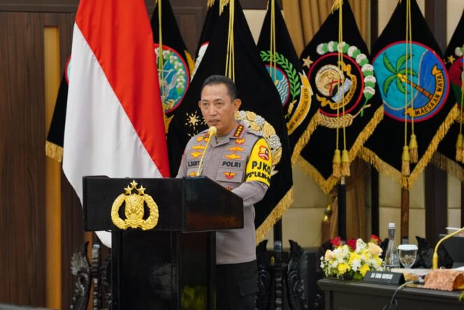 
					Sampaikan Rilis Akhir Tahun 2025, Kapolri Ajak Doakan Korban Bencana di Sumatera