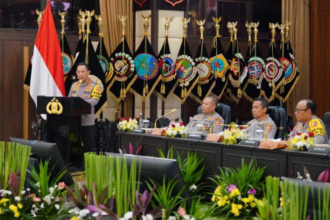 
					Kapolri Paparkan Capaian Nyata Polri Sepanjang 2025, Tegaskan Komitmen Dukung Program Pemerintah