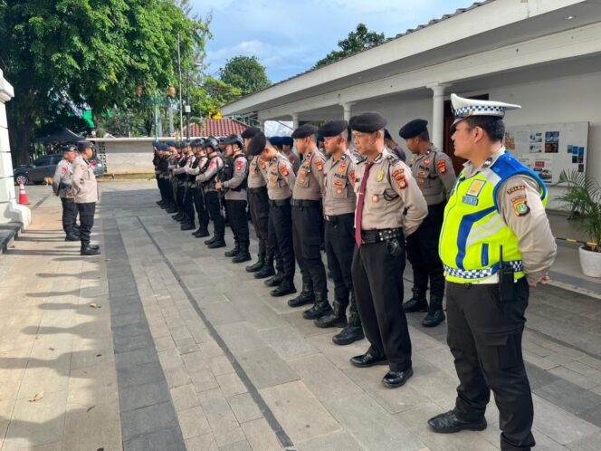 
					Apel Pengamanan Ops Lilin Jaya 2025 di Pos Pam Gereja Immanuel Gambir Berlangsung Aman dan Kondusif