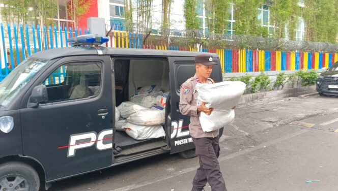 
					Polsek Metro Gambir Salurkan Beras Murah Bulog untuk Warga Petojo Utara