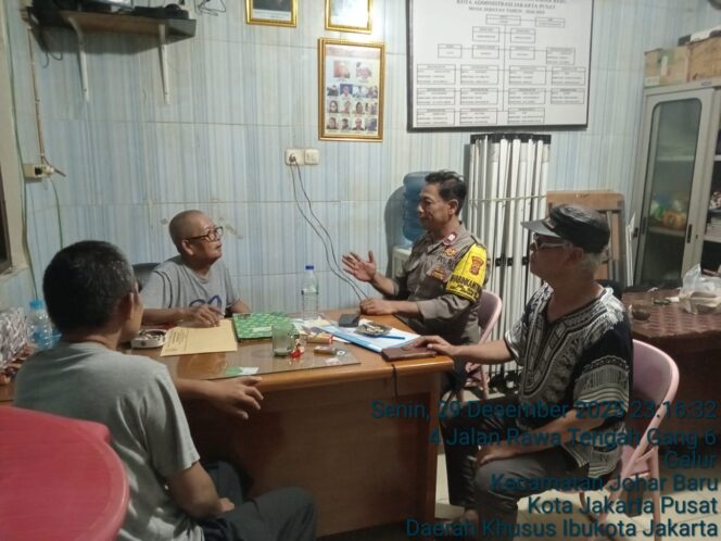 
					Menyambut Pergantian Tahun, Polisi Sambangi Pos Kamling RW 06 Galur Perkuat Kamtibmas
