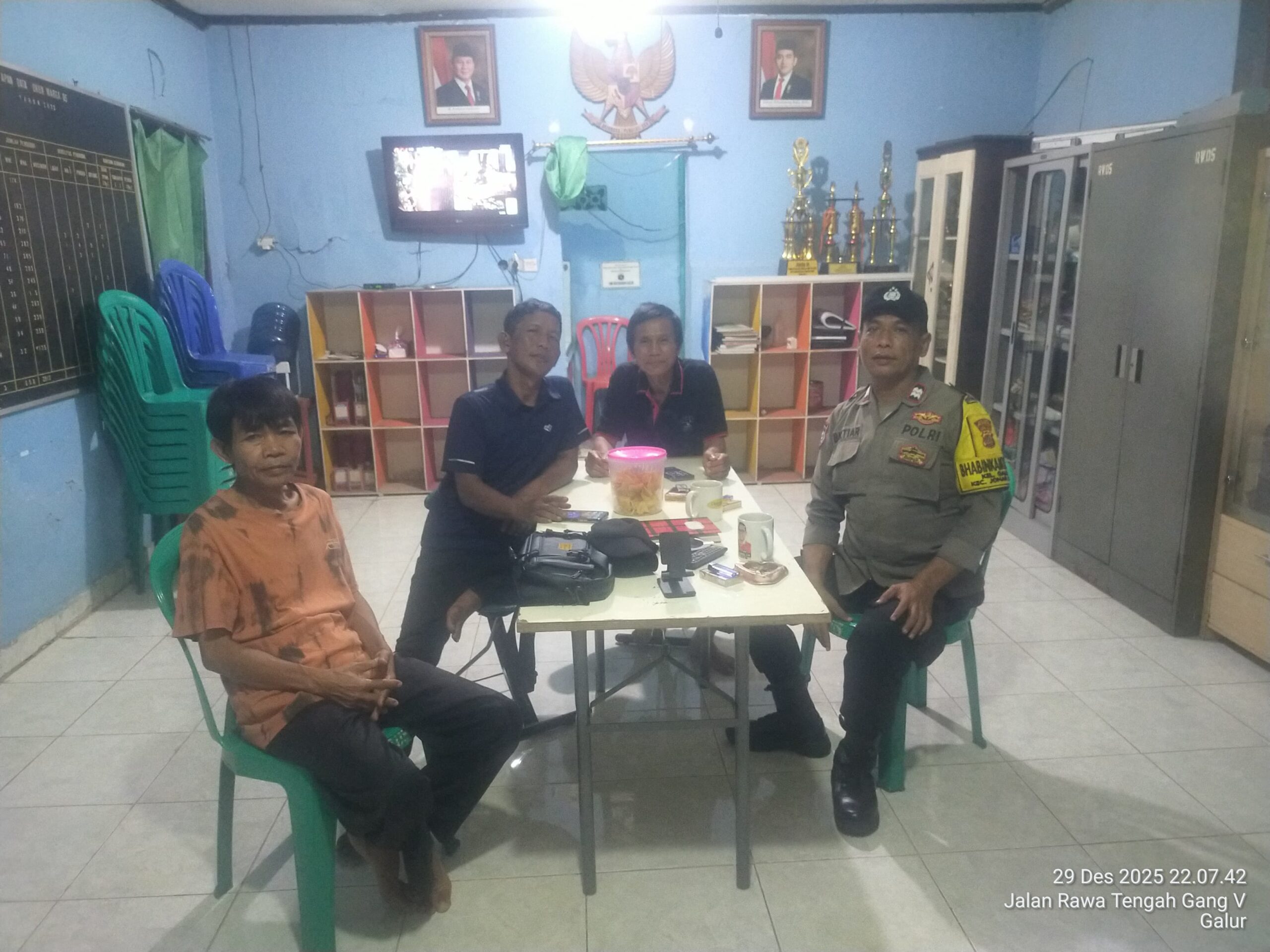 Tingkatkan Keamanan dan Kewaspadaan Jelang Tahun Baru, Polisi Sambangi Pos Kamling RW 05 Galur