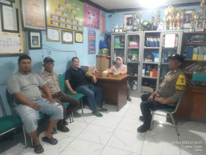 
					Polisi Sambangi Pos Kamling RW 03 Galur, Perkuat Kewaspadaan Jelang Nataru