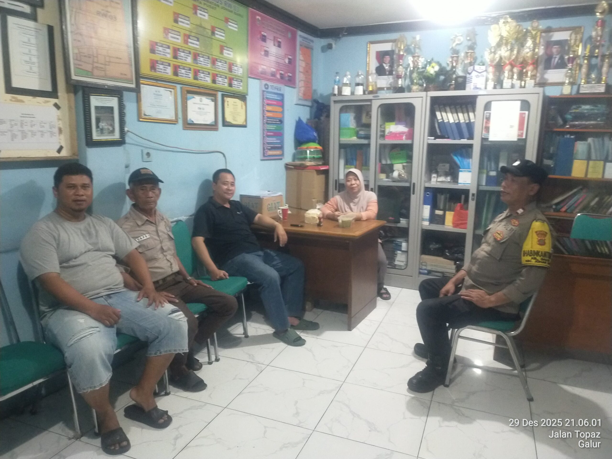 Polisi Sambangi Pos Kamling RW 03 Galur, Perkuat Kewaspadaan Jelang Nataru