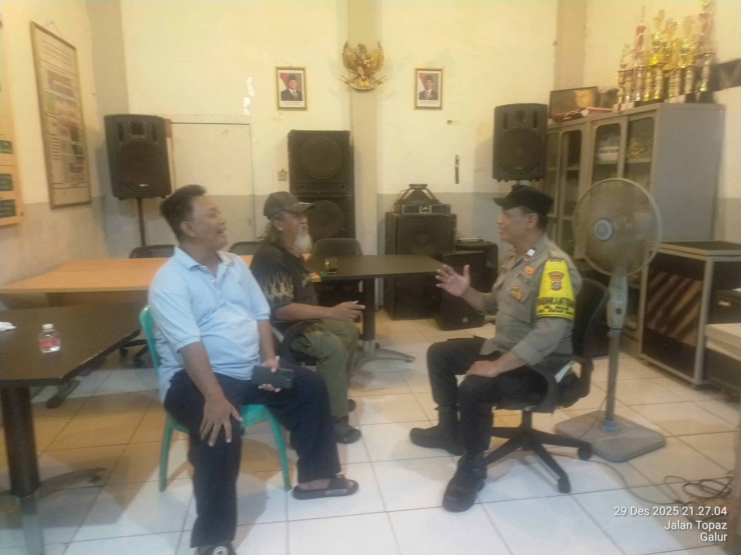 Cegah Guantibmas Jelang Tahun Baru, Bhabinkamtibmas Aktif Sambang Pos Kamling Wilayah Galur