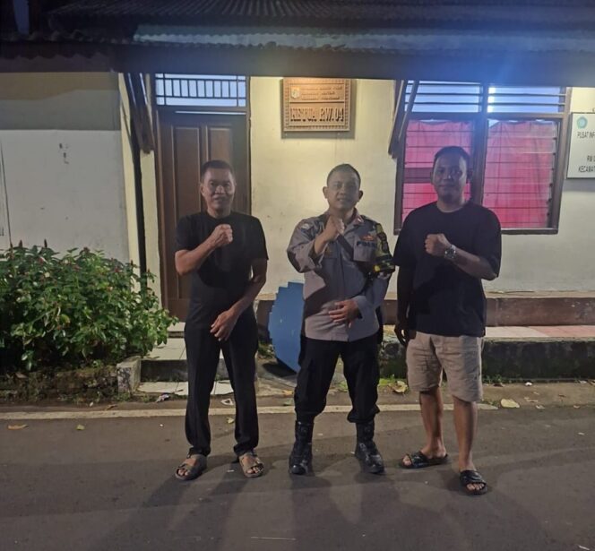 
					Bhabinkamtibmas Pegangsaan Sambang Satkamling, Perkuat Kewaspadaan Cegah Kejahatan Dini Hari