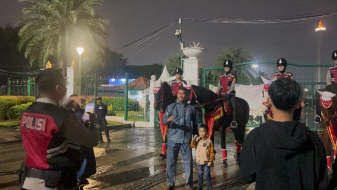
					Polisi Berkuda Polsatwa Patroli di Monas, Warga Antusias hingga Foto Bareng