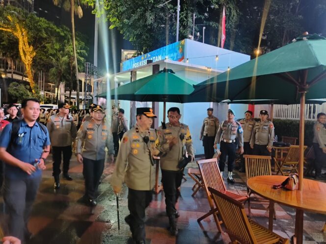 
					Kapolres Metro Jakpus Pantau Langsung Malam Pergantian Tahun di Bundaran HI