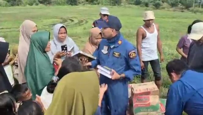 
					Aksi Kemanusiaan Pilot dan Kru Helikopter Salurkan 145 Al-Qur’an untuk Anak-Anak Terdampak Banjir di Aceh Tamiang
