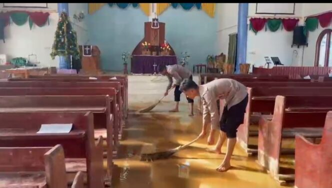 
					Brimob Polda Sumatera Utara Lakukan pembersihan di Gereja Hutanagodang Pasca Bencana
