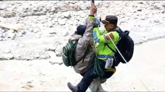
					Polres Bener Meriah dan Brimob Pasang Tali Sling, Akses Warga Tiga Desa Kembali Terhubung