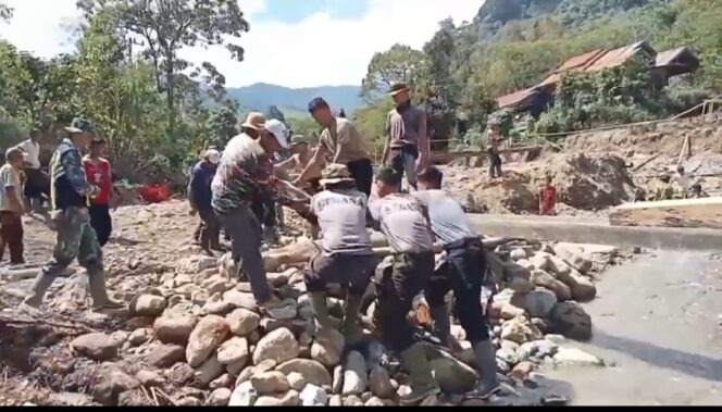 
					Tak Kenal Hari Libur, Polri Bersama Warga Bangun Jembatan Darurat Pascabencana di Aceh Tengah