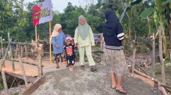 
					Brimob Polda Sulteng Bangun Jembatan Sementara Penghubung Wani 3–Labuan Kungguma