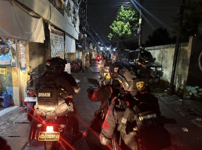 
					Patroli Antisipasi Tawuran, Brimob Mengamankan Seorang Pria yang Membawa Tembakau Sintetis