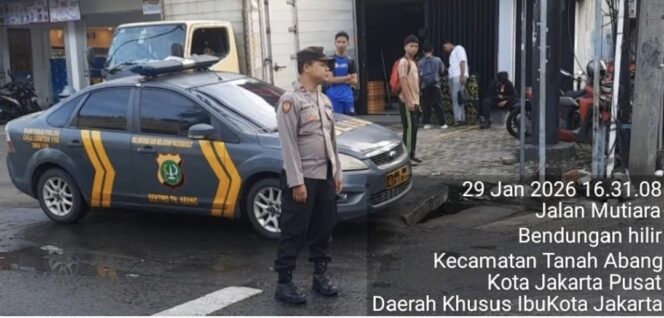 
					Polsek Metro Tanah Abang Intensifkan Strong Point Sore di Pertigaan Jalan Mutiara Bendungan Hilir
