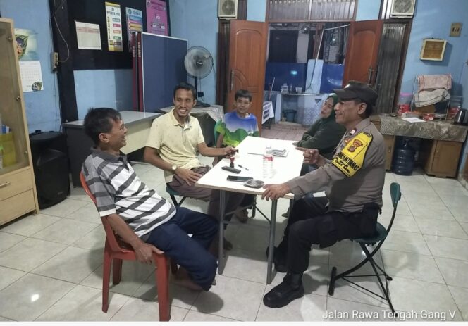 
					Perkuat Keamanan Lingkungan, Bhabinkamtibmas Galur Sambangi Pos Kamling RW 05 dan Ajak Warga Tolak Aksi Main Hakim Sendiri