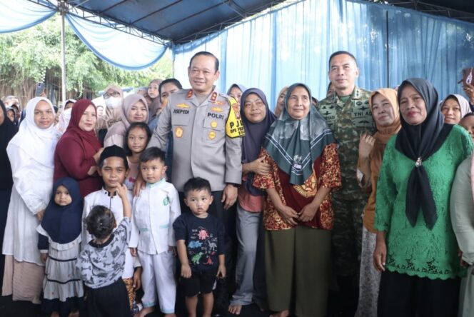 
					Kebersamaan di TPA Maju Bersama, Kapolda hingga Pangdam Jaya Makan Siang Bareng Warga