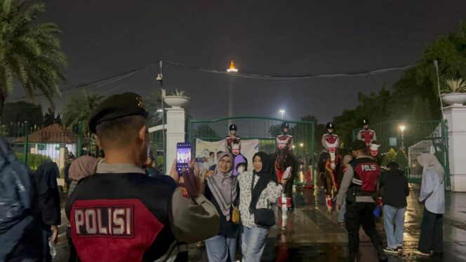 
					Polisi Berkuda Polsatwa Patroli di Monas, Warga Antusias hingga Foto Bareng