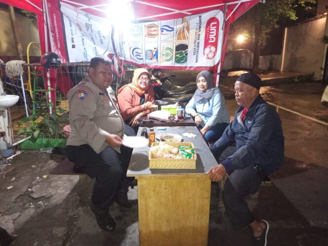 
					Bhabinkamtibmas Petamburan Bersama Unsur Masyarakat Monitor Keamanan Wilayah Saat Malam Tahun Baru 2026