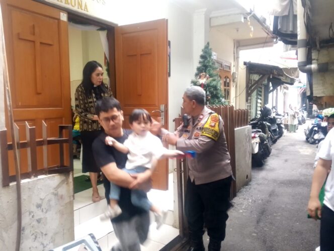 
					Polisi dan Pokdar Kamtibmas Amankan Ibadah Tutup Tahun di Mangga Dua Sekatan