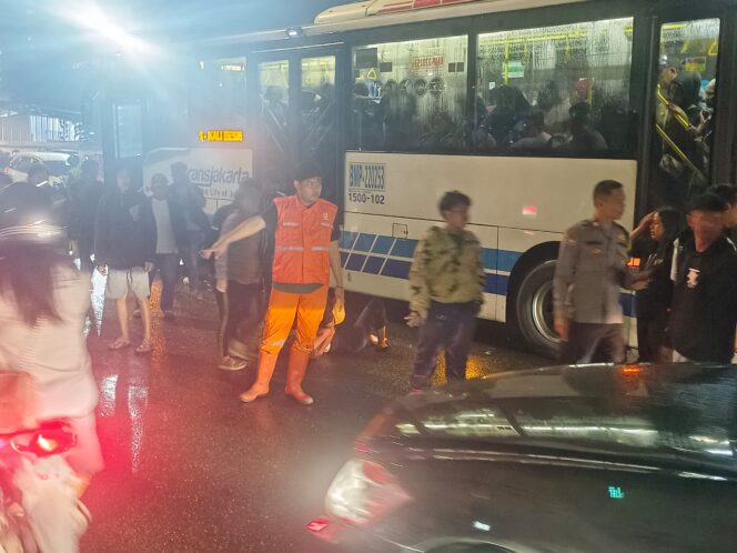 
					Pengendara Motor Terlibat Kecelakaan di Jalan Hayam Wuruk, Polisi Lakukan Penanganan Cepat
