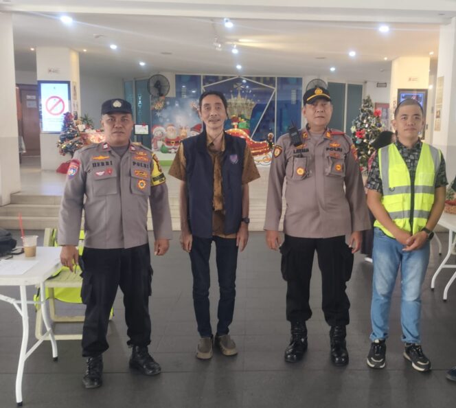 
					Polsek Metro Tanah Abang Laksanakan Pengamanan Ibadah Awal Tahun di Gereja Kristus Raja