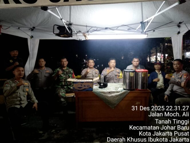 
					Polisi, TNI, dan Warga Bersatu Jaga Keamanan Malam Tahun Baru di TL Galur