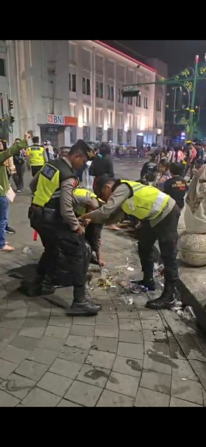 
					Aksi Humanis Polisi, Punguti Sampah Usai Perayaan Tahun Baru di Yogyakarta