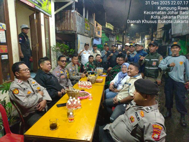
					Antisipasi Guantibmas Malam Tahun Baru, Polisi Bersama Tiga Pilar Siaga di Kampung Rawa