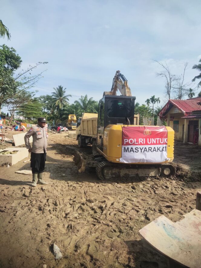 
					Polri Maksimalkan Bantuan dengan Kerahkan Alat Berat, Percepat Pemulihan Bencana di Sumatra
