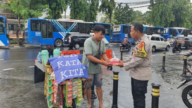 
					Polsek Sawah Besar Gelar Jumat Berkah, Bagikan Nasi Gratis untuk PPSU hingga Sopir Bajaj