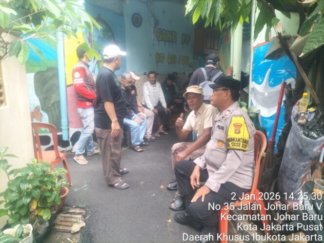 
					Bhabinkamtibmas Johar Baru Takziah ke Rumah Duka Ketua RT, Wujud Empati Polri kepada Warga