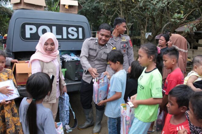 
					Bhakti Pendidikan Polri, Kapolda Aceh Kirim Bantuan Perlengkapan Sekolah untuk Anak-anak Desa Seumadam