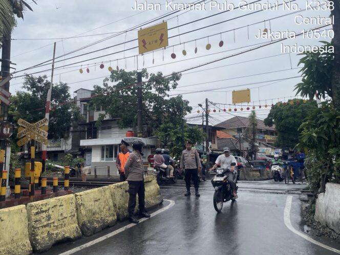 
					Polsek Johar Baru Intensifkan Pengaturan Lalu Lintas Sore Hari, Kapolsek Lakukan Pengecekan Langsung di Lapangan