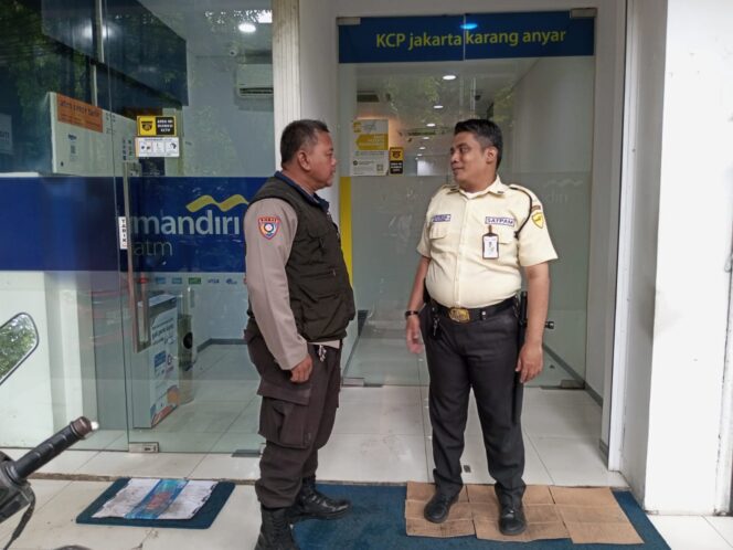 
					Sambang Bank Mandiri Karang Anyar, Polisi Perkuat Pengamanan Libur Nataru