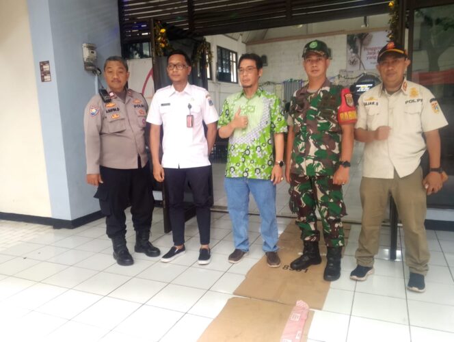 
					Bhabinkamtibmas Sambangi Pemukiman Mangga Dua Selatan, Perkuat Kamtibmas Warga