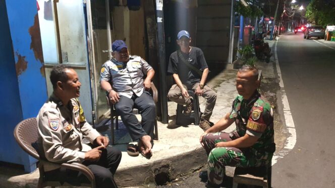 
					Polisi Sambangi Pos Satkamling Pasar Baru, Perkuat Keamanan Lingkungan