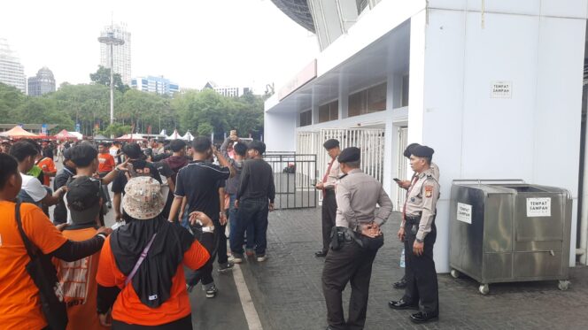 
					Layanan Pengamanan Polri Pintu Zona 6 Pertandingan Persija Jakarta vs Persijap Jepara di SUGBK Berjalan Kondusif