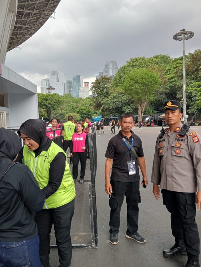 
					Polri Amankan Pintu Keluar Masuk Tribun Zona 2 SUGBK Saat Laga Persija vs Persijap