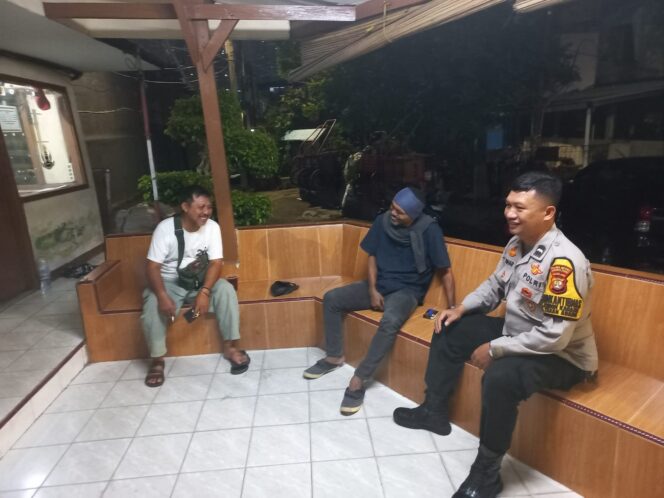 
					Bhabinkamtibmas Kebon Kacang Sambangi Pos Kamling Rusun RW 10 untuk Perkuat Keamanan Lingkungan