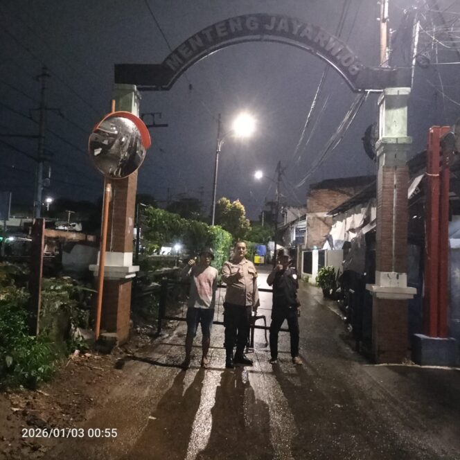 
					Sambang Satkamling Menteng Jaya, Polisi Ajak Warga RW 08 Perkuat Keamanan Lingkungan