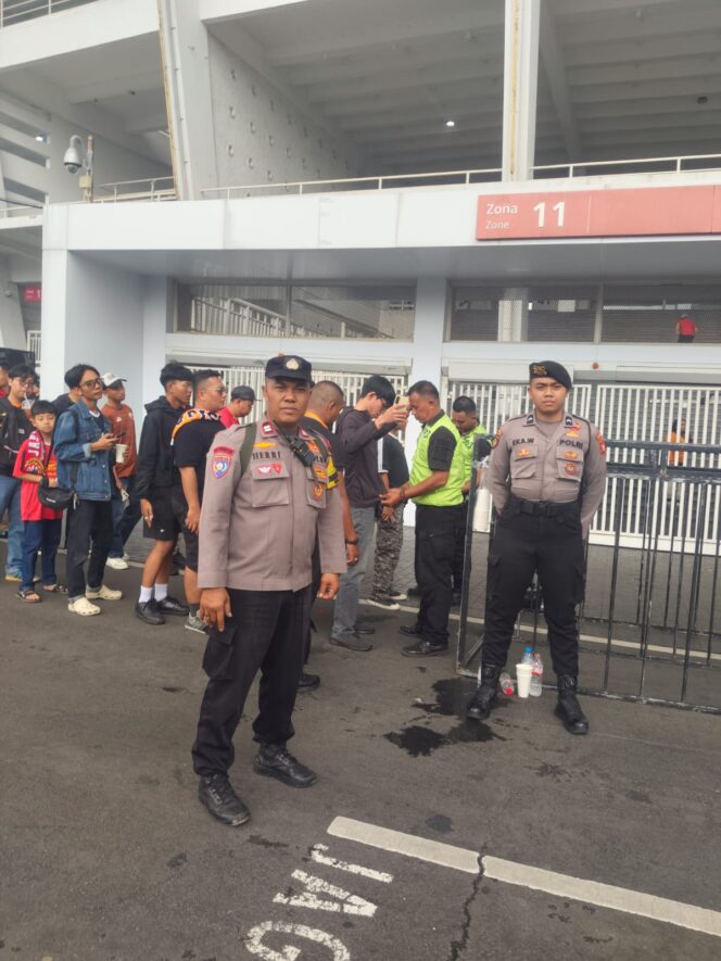 
					Pengamanan Pintu Masuk Zona 3 Warnai Pertandingan Persija Jakarta vs Persijap Jepara di Stadion Utama Gelora Bung Karno