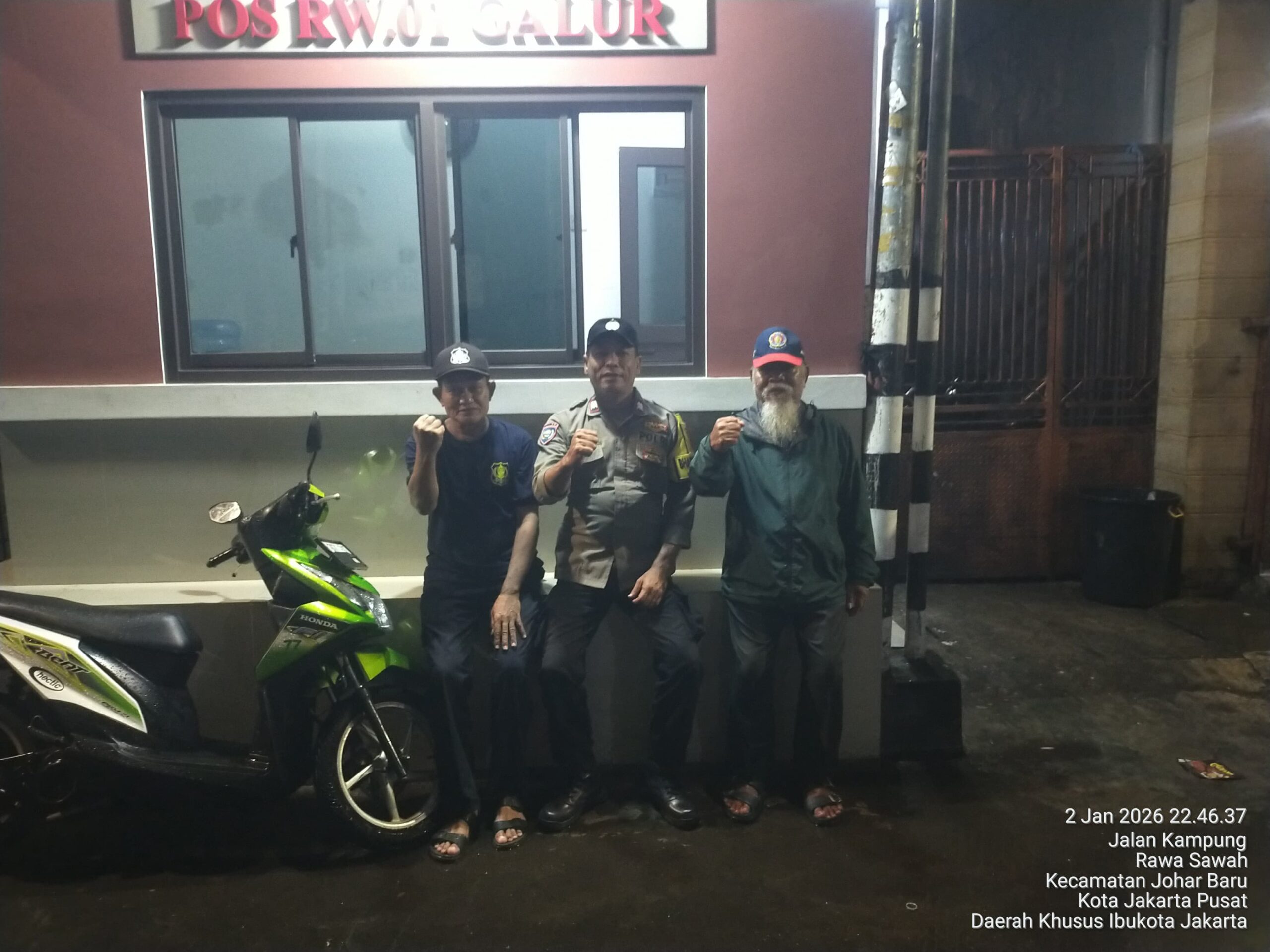 Jaga Lingkungan Tetap Aman, Bhabinkamtibmas Sambangi Poskamling RW 01 Galur