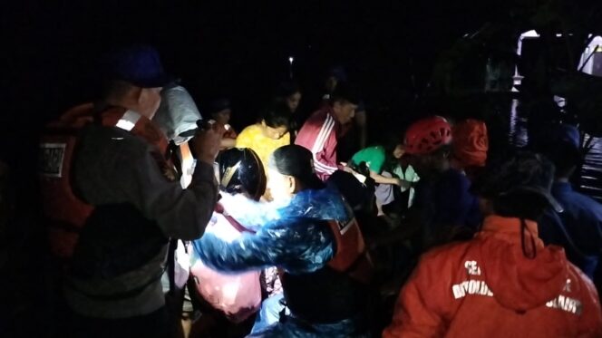 
					Banjir Susulan di Padang Pariaman, Tim Rescue Korpolairud Evakuasi 250 Warga
