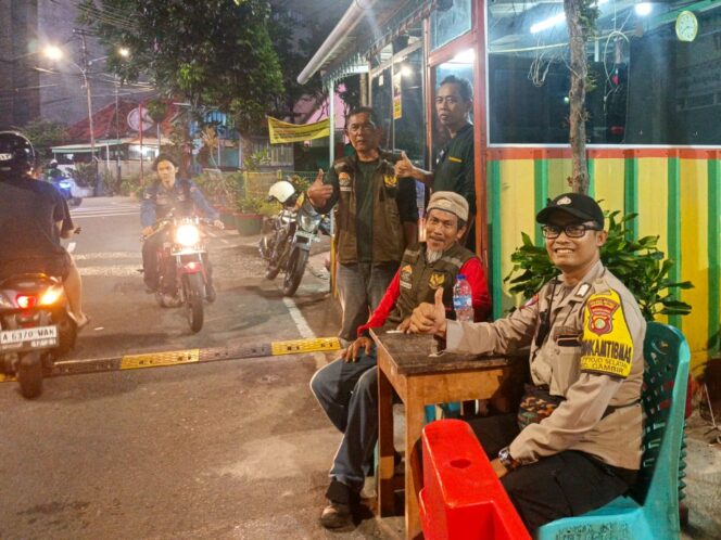 
					Patroli Siskamling RW 07 Petojo Selatan, Polri dan Warga Perkuat Kewaspadaan Lingkungan