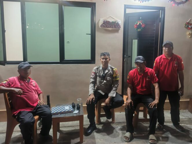 
					Patroli Siskamling Bhabinkamtibmas di Petojo Selatan, Perkuat Keamanan Lingkungan RW 06