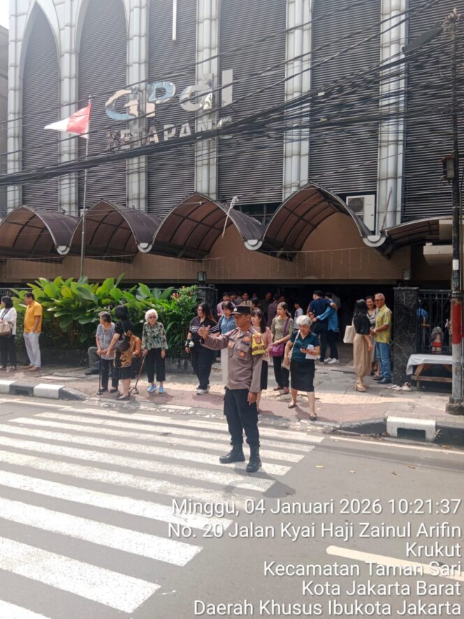 
					Bhabinkamtibmas Petojo Utara Pastikan Ibadah Minggu di Gereja GPDI Berjalan Aman dan Kondusif