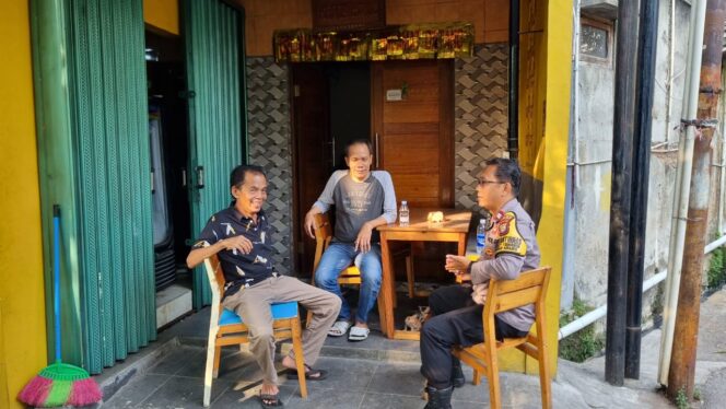 
					Bhabinkamtibmas Kelurahan Karet Tengsin Jalin Silaturahmi dengan Ketua RW 02 untuk Perkuat Harkamtibmas