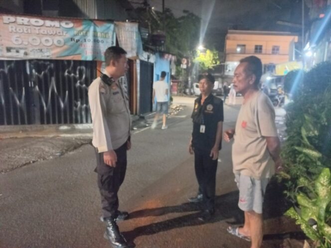 
					Polsek Metro Tanah Abang Perkuat Keamanan Lingkungan Lewat Sambang Siskamling di RW 09 Kebon Kacang