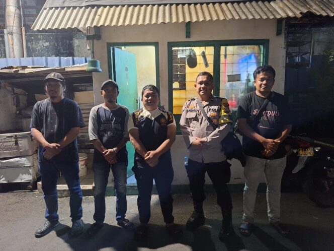 
					Perkuat Keamanan Lingkungan, Bhabinkamtibmas Pegangsaan Sambangi Satkamling RW 02